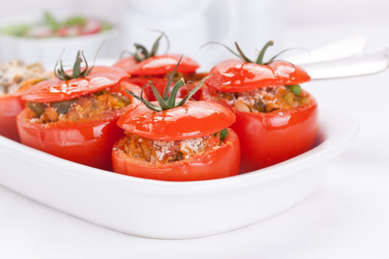 Photo de tomates farcies dans un plat